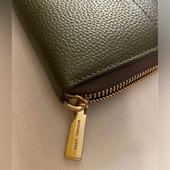Michael Kors AUTHENTIC Olive Wallet - zip closure, gold accents - Picture 5 of 5